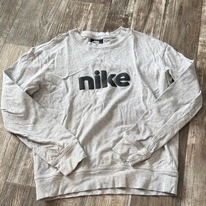 Nike Women’s Light Gray Long Sleeve Shirt